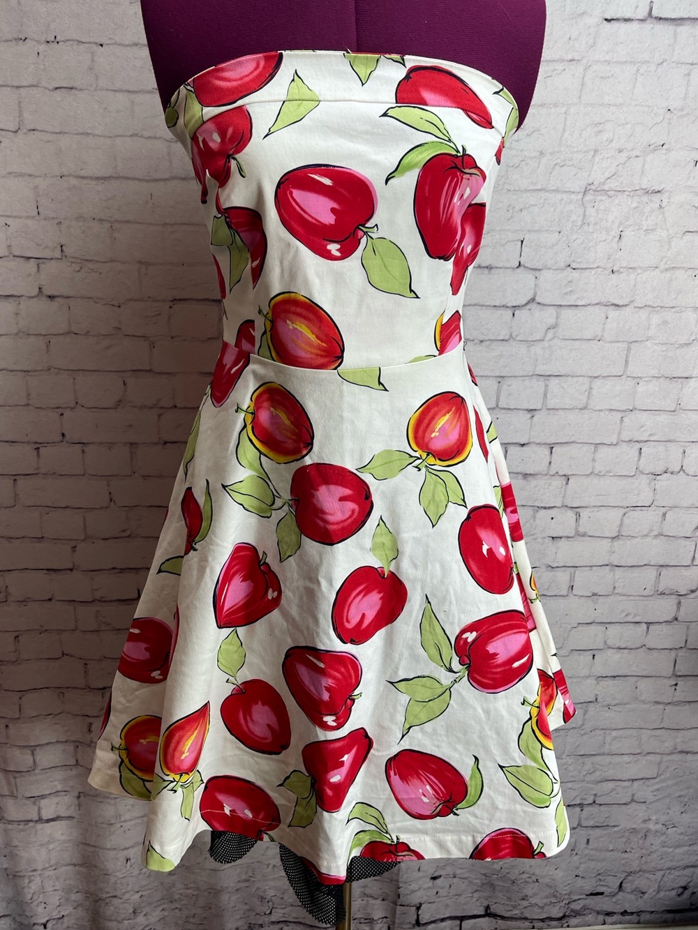 Cute stuff for cute people Apple strapless dress size small